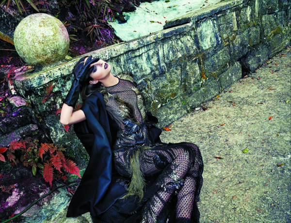 Dress and leather gloves, both by Gucci (inquiries: 2524 4492). Wool cape (HK$9,650) by Pierre Balmain.