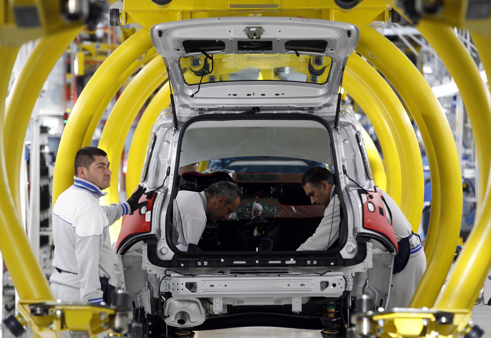 Fiat's plan to cut losses in Europe depends on its ability to deepen ties with Chrysler. Photo: Reuters