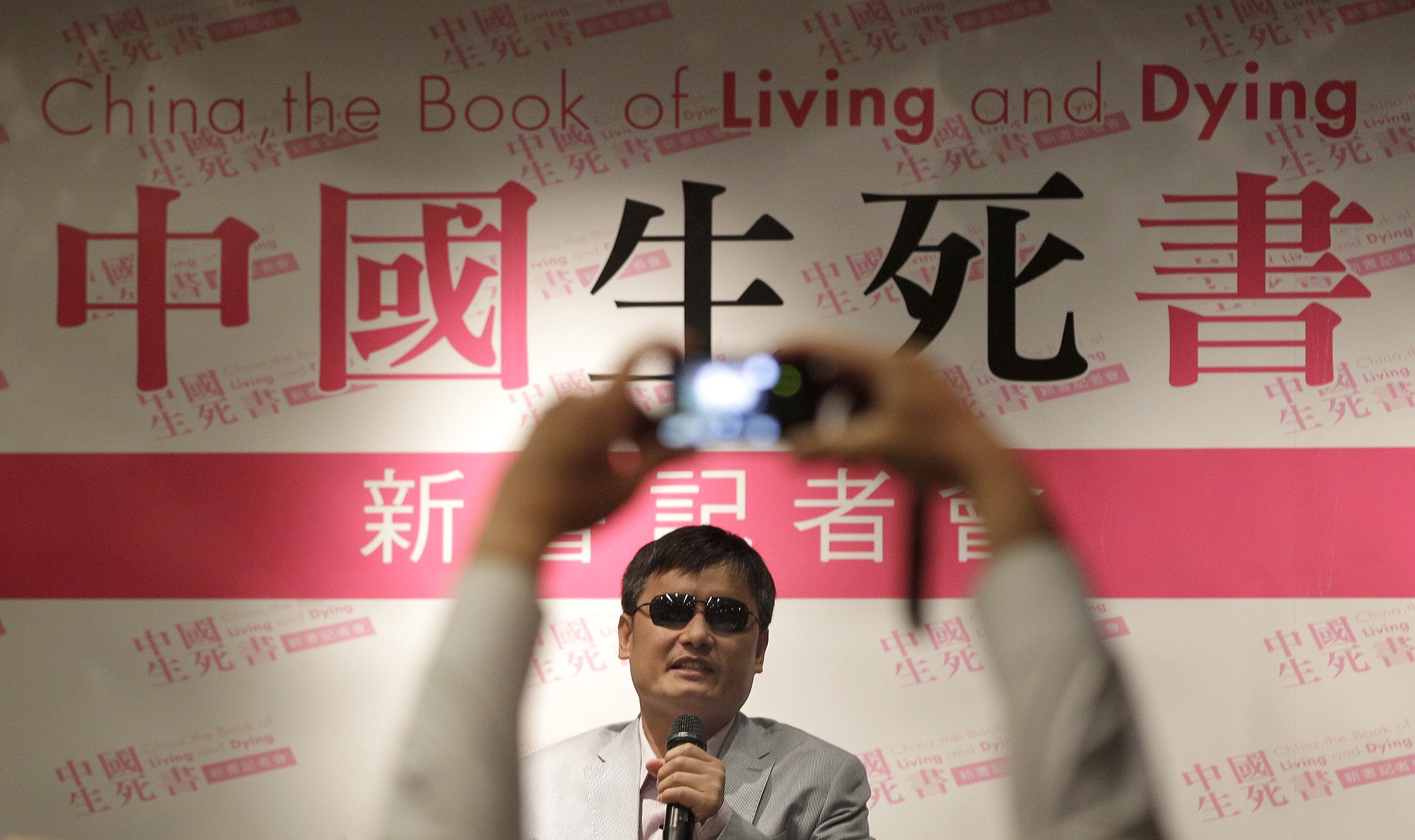 Chinese dissident Chen Guangcheng talks as he attends the book release event for "China, the Book of Living and Dying" in Taipei June 27, 2013. Photo: Reuters
