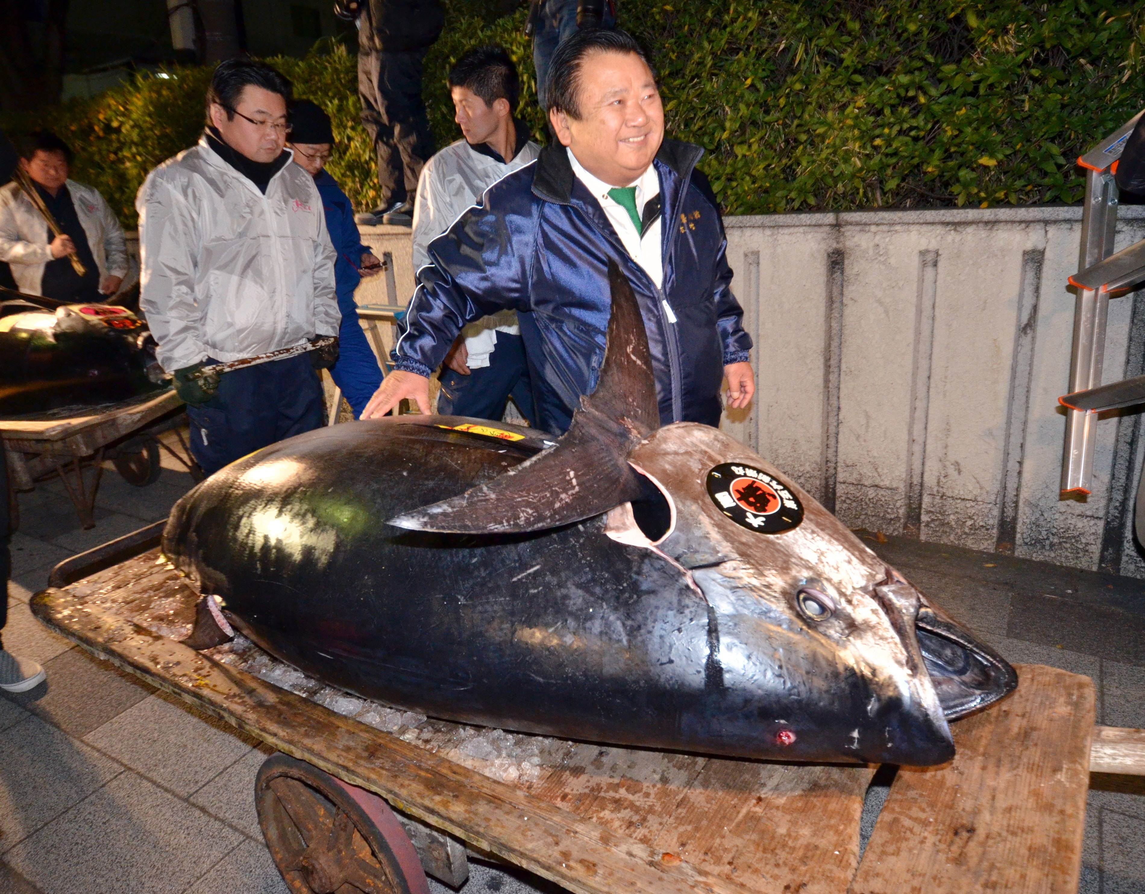  Kiyoshi Kimura poses next to his 230 kg bluefin tuna at Tokyo's Tsukiji fish market on Sunday. Photo: AFP