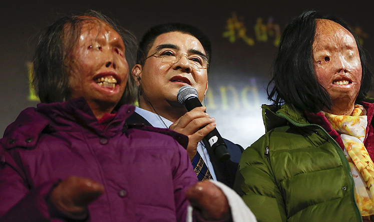 Chinese philanthropist Chen Guangbiao with mother and daughter, Hao Huijun (left) and Chen Guo. Photo: Reuters