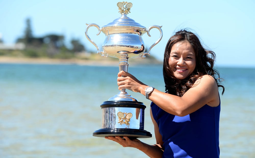 Li Na of China poses with the trophy on Brighton Beach in Melbourne. Photo: Xinhua