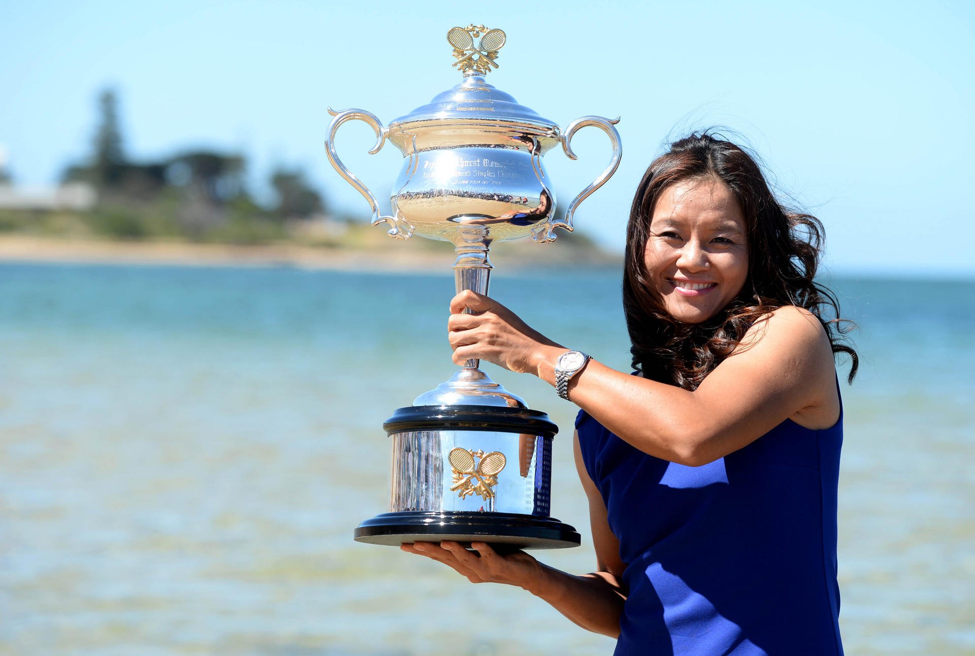 Li Na of China poses with the Australian Open trophy last month after defeating Dominika Cibulkova in the final. Photo: Xinhua