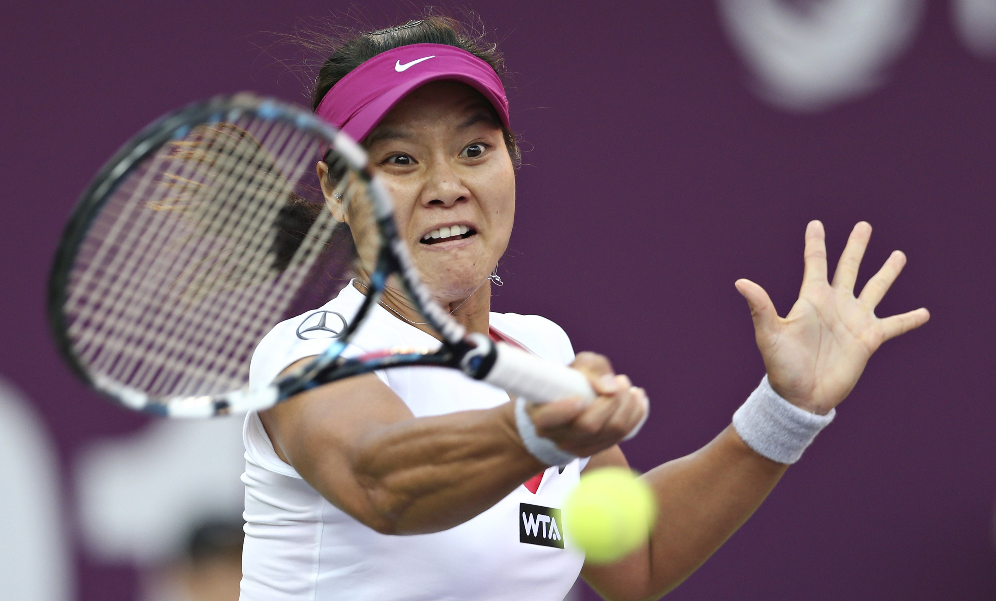 Li Na tumbled out in a topsy-turvy contest. Photo: Reuters