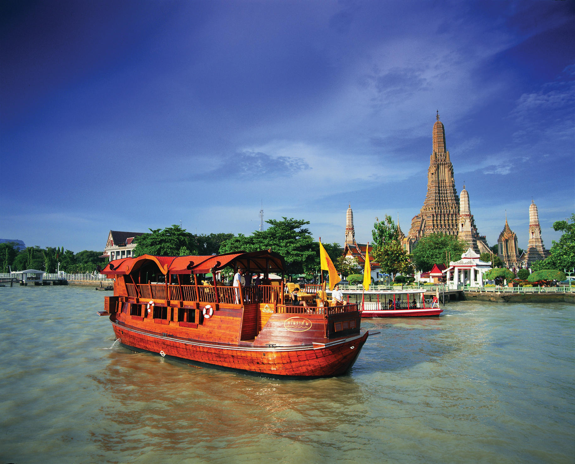 An Anantara cruise passes by Wat Arun.