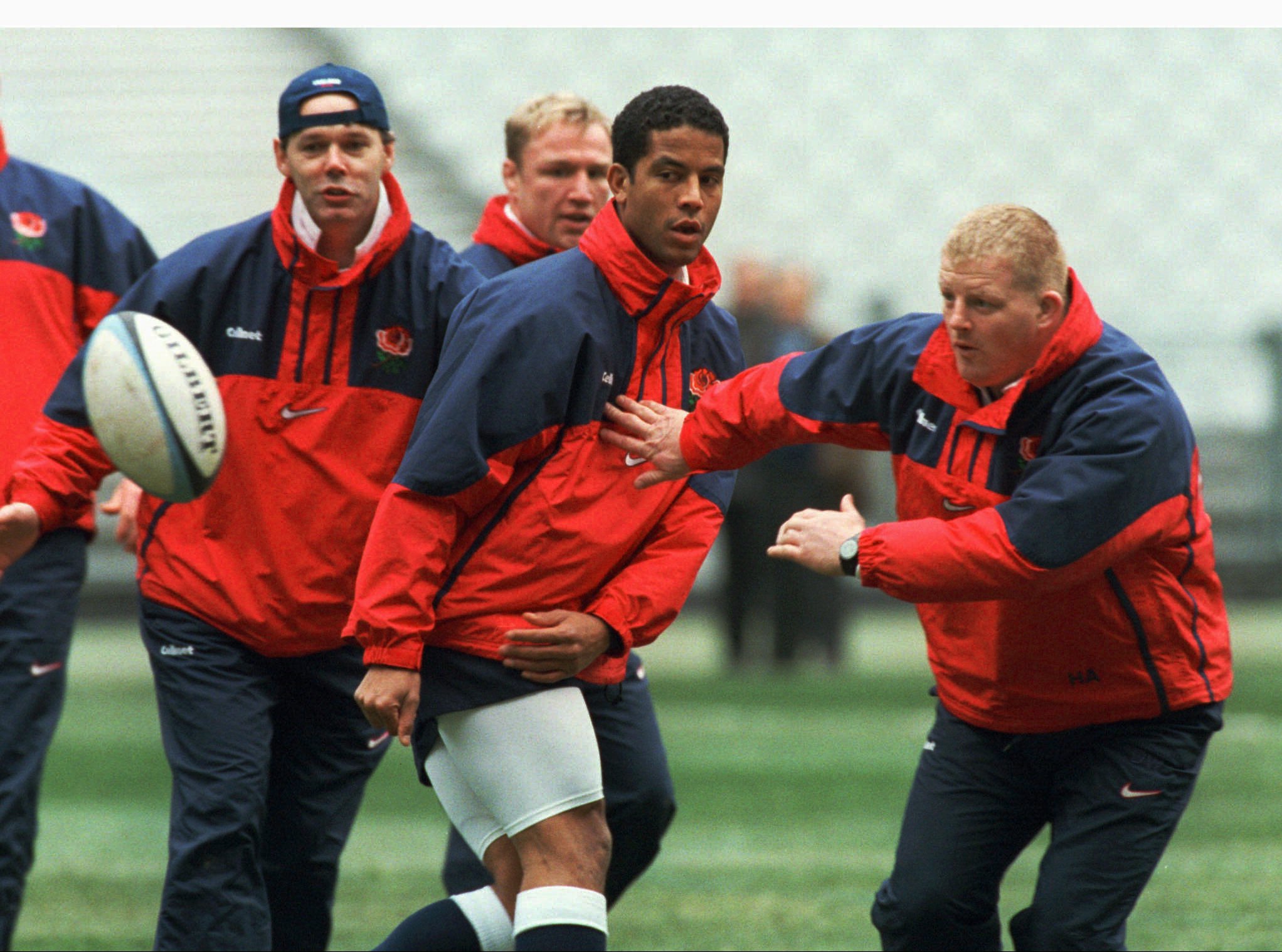 Jeremy Guscott (centre) with the England side in 1998. The squad was then coached by Clive Woodward (left). Photo: Reuters