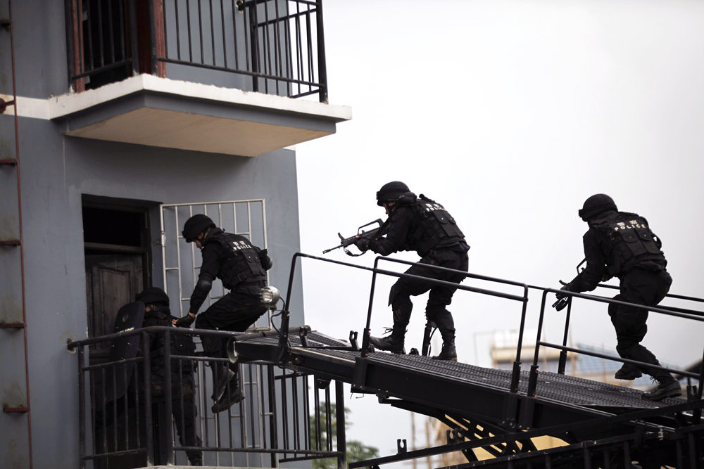 Members of a SWAT force take part in drills in Hainan province. A four-member SWAT team in Kunming succeeded in shooting five attackers. Photo: Xinhua
