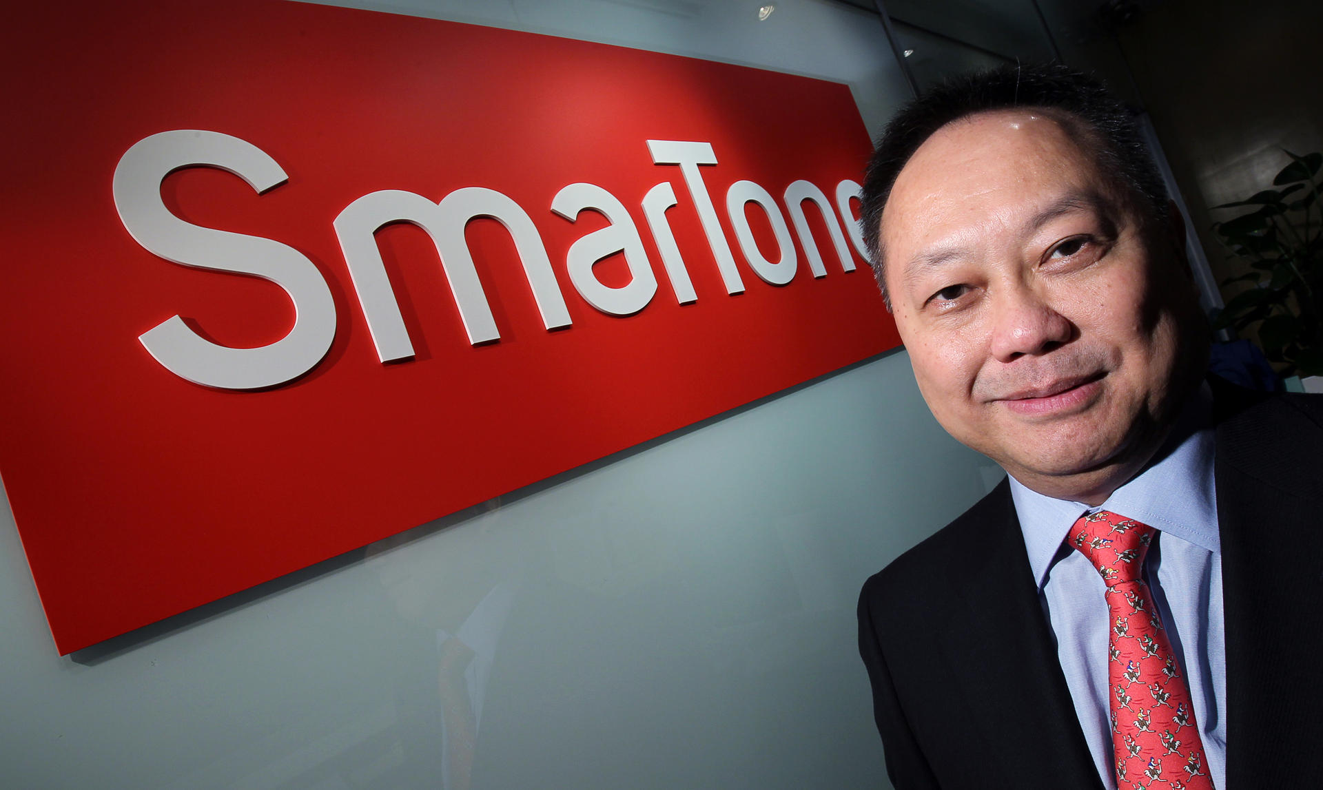 Douglas Li, the chief executive of SmarTone Telecommunications, says there is no reason to disclose its contract with Apple. Photo: Dickson Lee