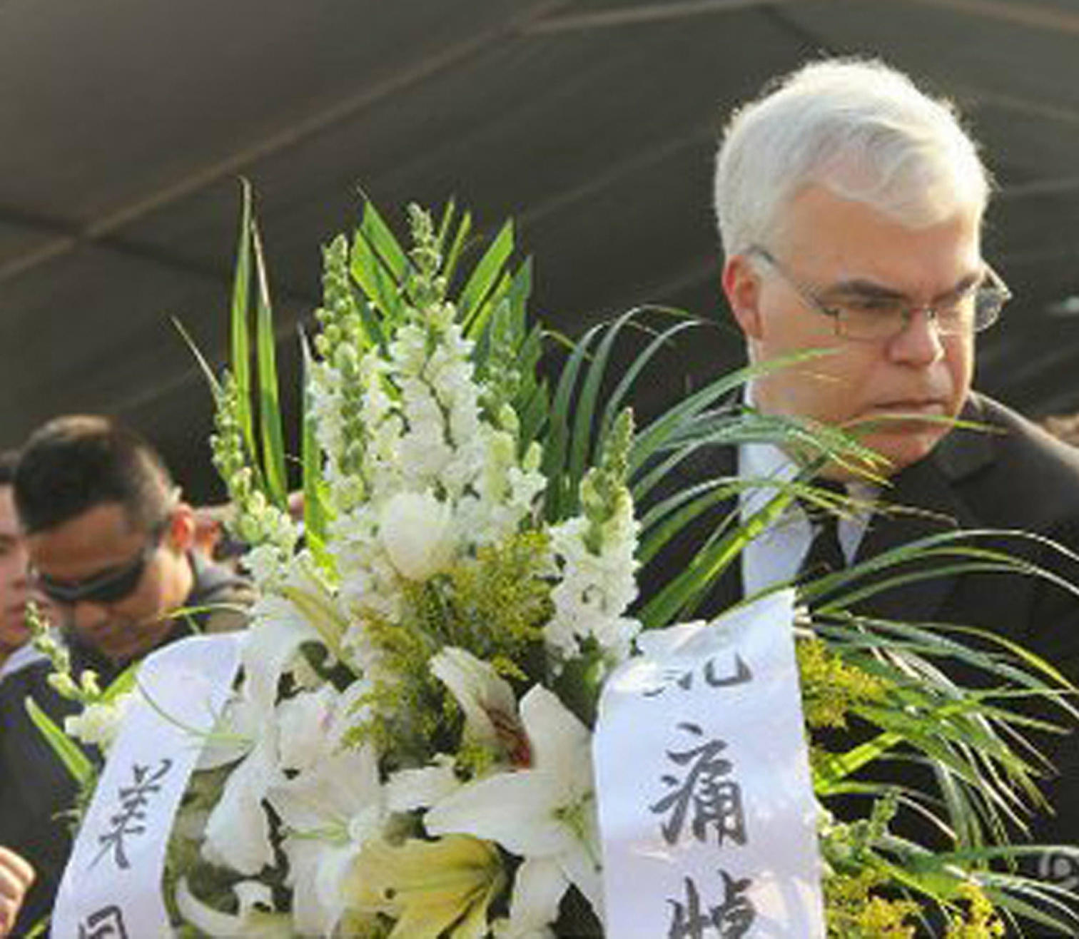 Peter Haymond, the American envoy in Chengdu, lays a wreath at the station where the killing began last Saturday. Photo: SCMP