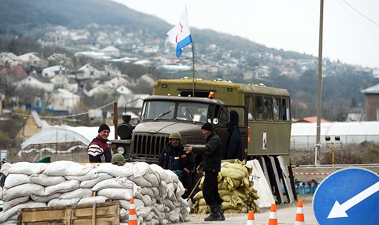 Soldiers man a checkpoint linking Simferopol, the Crimean capital, with Sevastopol. Photo: Xinhua