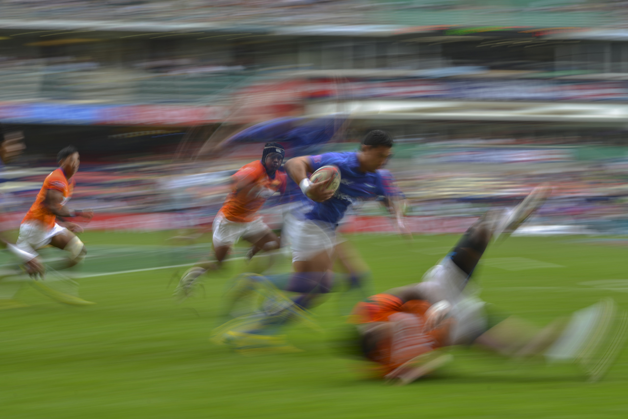 Kelly Meafua heads for the try line to complete his hat-trick in Samoa’s 33-14 Bowl quarter-final victory against Sri Lanka. Photo: Antony Dickson/SCMP