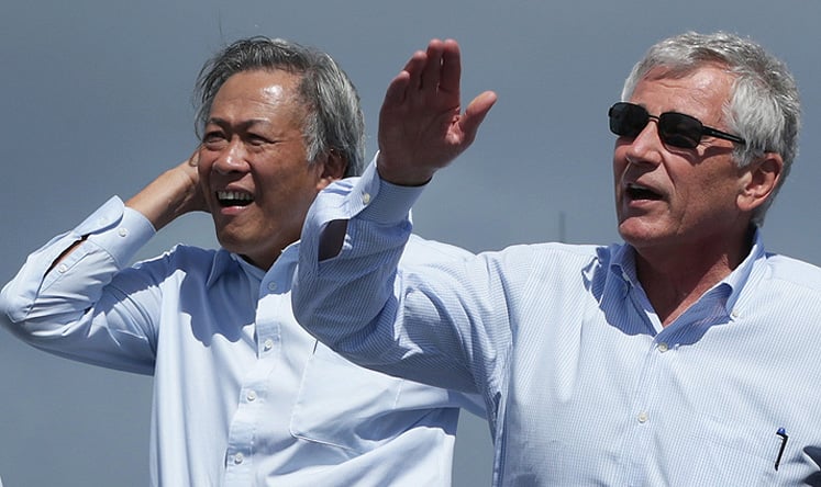 Singapore's Defence Minister Ng Eng Hen watches a flight demonstration with US Secretary of Defence Chuck Hagel in Honolulu, Hawaii. Photo: AP