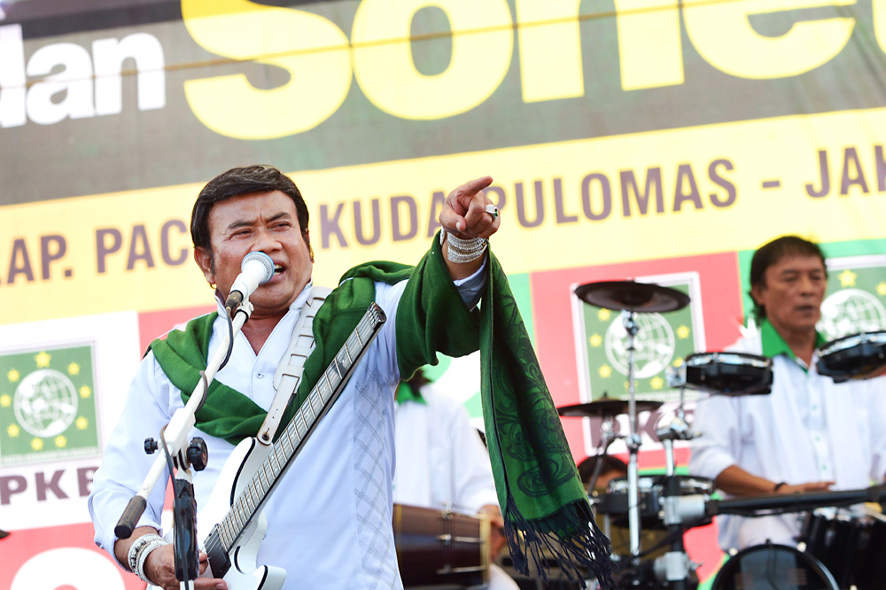 Indonesian musician Rhoma Irama, presidential candidate for the National Awakening Party, performs at a rally in Jakarta. Photo: AFP
