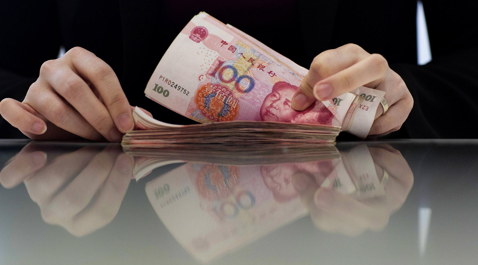 Hong Kong's yuan deposits swelled to 920.3 billion yuan at the end of February. Retail investors are seen as remaining optimistic about the currency. Photo: Bloomberg