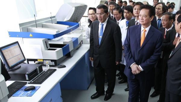 Vietnamese Prime Minister Nguyen Tan Dung (2-R, first row), and his Cambodian counterpart Hun Sen (2-L), visit a lab at Cho Ray hospital in January 2014.