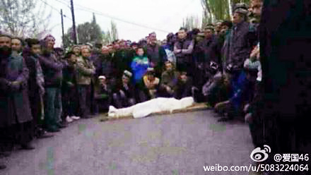 Residents in Keping carried the body through the streets. Photo: Screenshot via Weibo