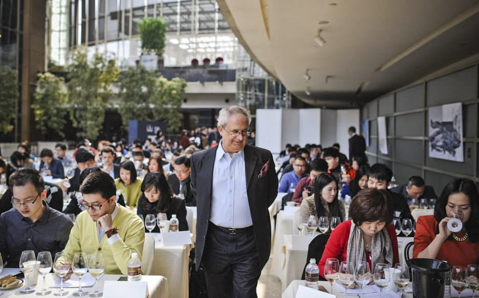 Michel Bettane walking the floor at the Shanghai Wine Experience, which took place at the Hyatt on the Bund.Photo: Tao Yue Yang