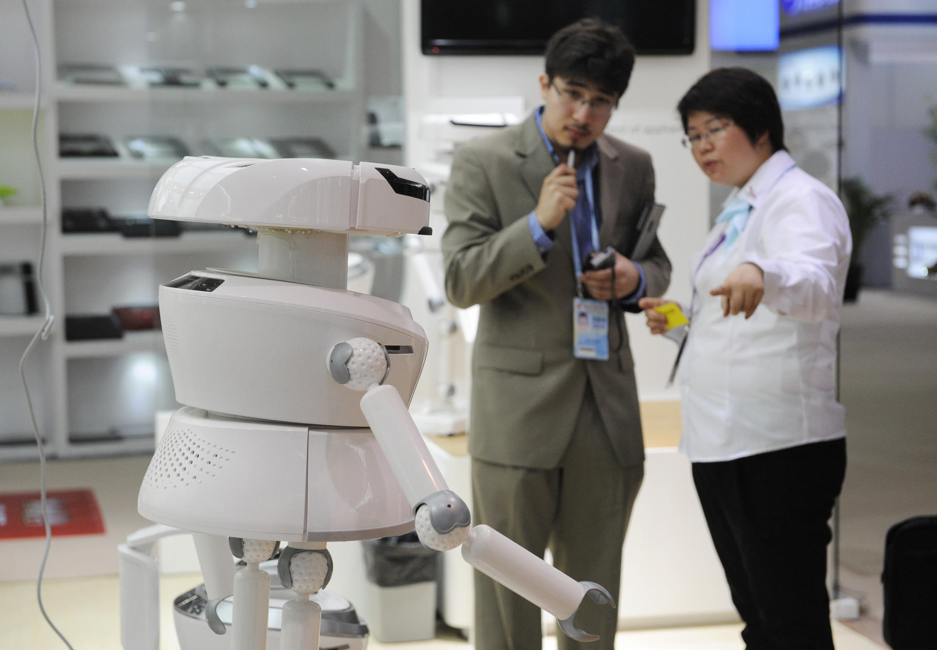 An exhibitor shows off a robot at the Canton Fair, which has seen more interest from overseas buyers due to yuan depreciation. Photo: Xinhua