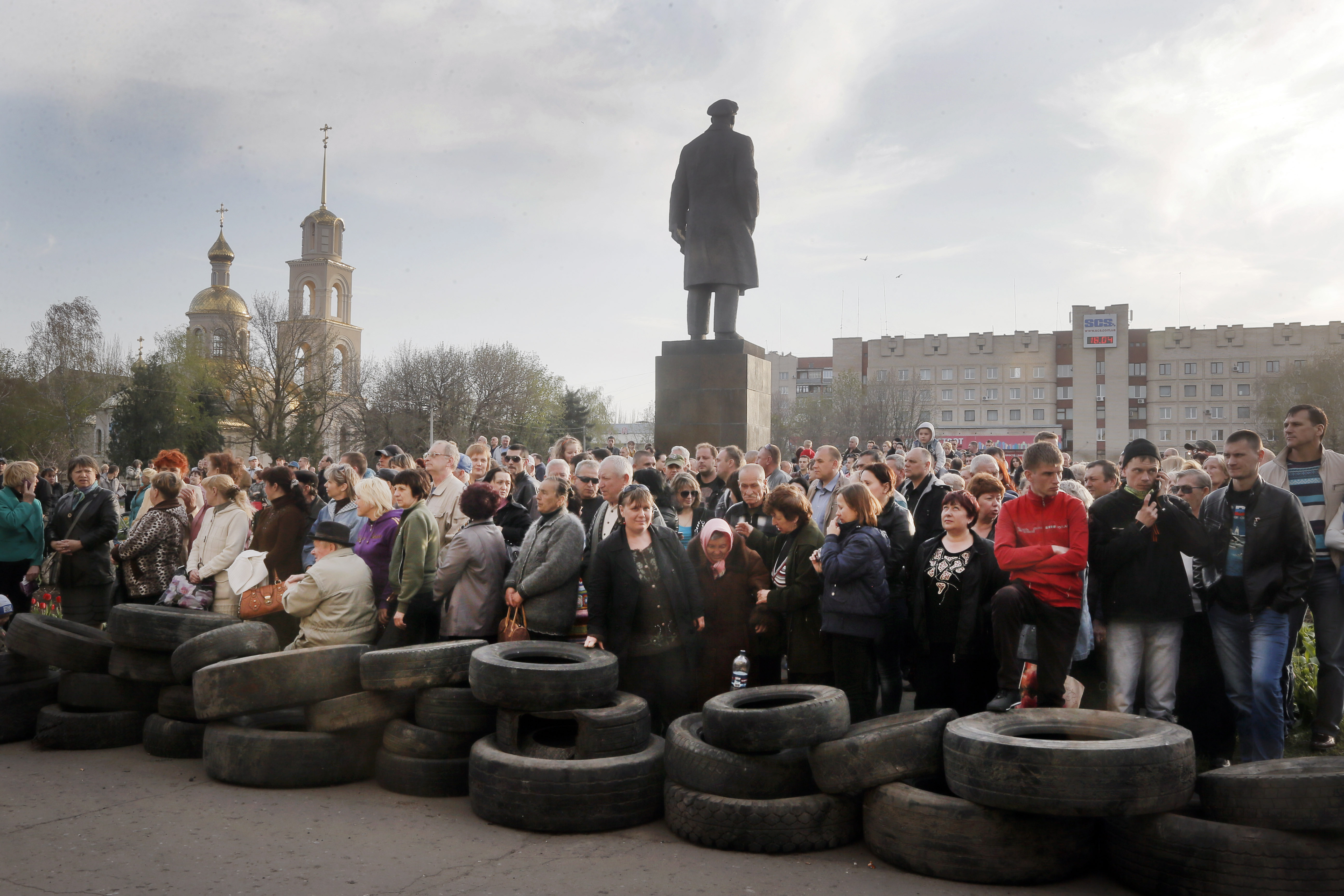 Protesters attend a pro-Russian rally next to a statue of Soviet revolutionary leader Vladimir Lenin in the centre of Slovyansk in eastern Ukraine on Friday. Photo: AP