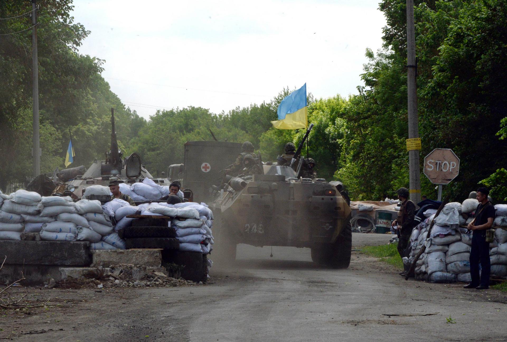 Ukrainian soldiers take position at a checkpoint outside the eastern city of Slavyansk, near where an ambush occurred. Photo: AFP