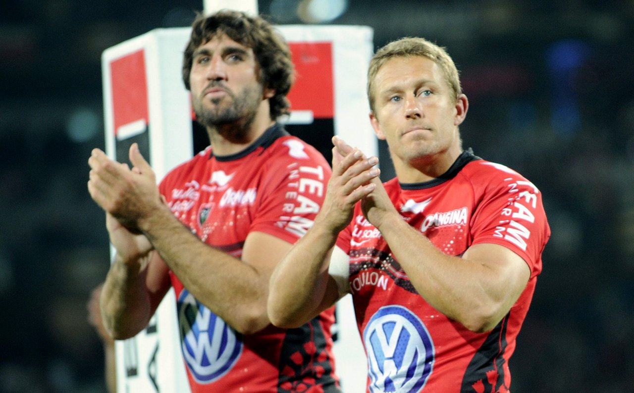 Retiring England fly-half Jonny Wilkinson (right) and Toulon teammate Juan Martín Fernández Lobbe celebrate their 16-6 Top 14 semi-final victory over Racing Metro in Lille last Friday. Photo: AFP