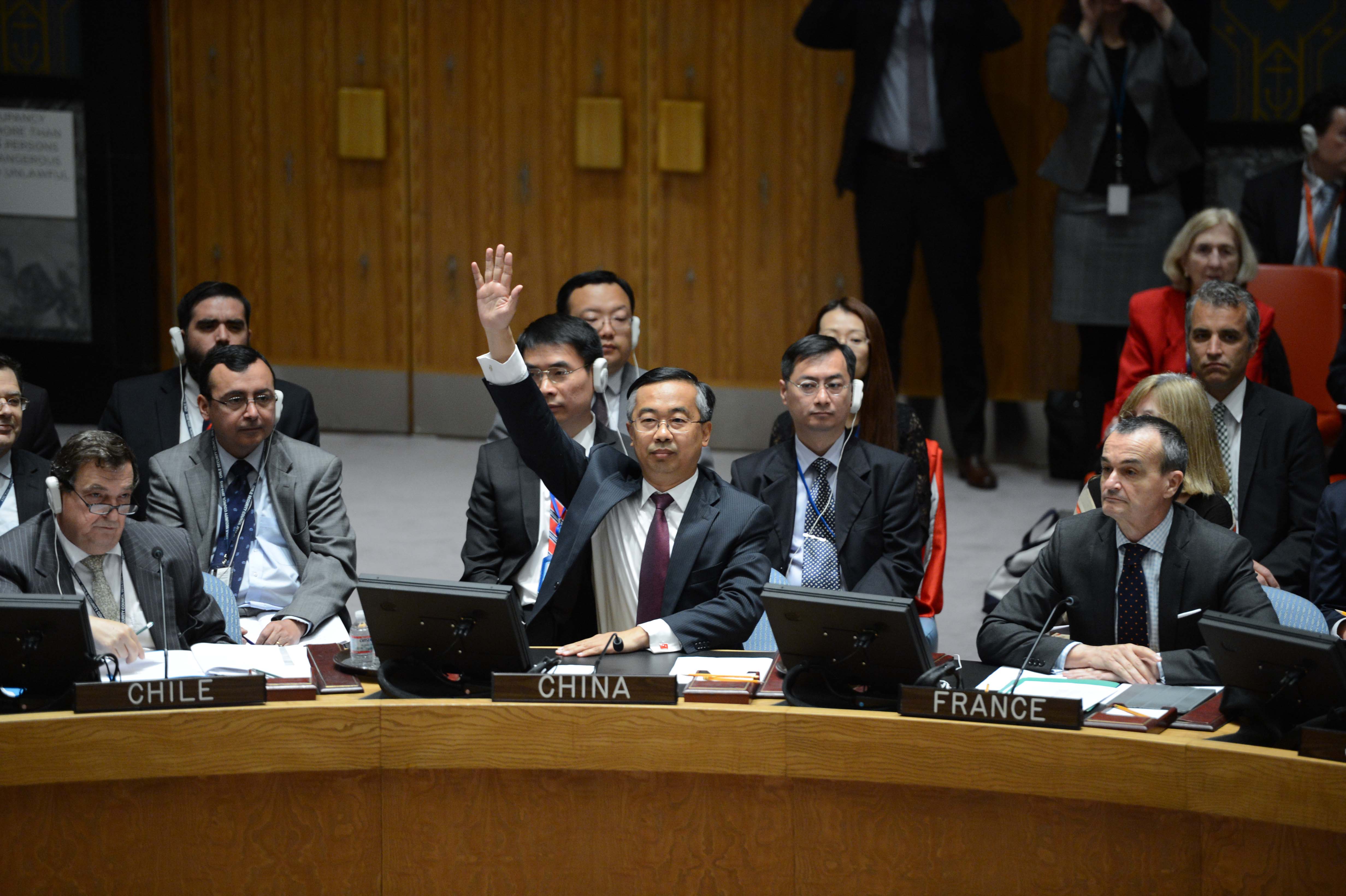 Wang Min (centre), China's deputy permanent representative to the United Nations, votes against a Security Council draft resolution on Syria, at the UN headquarters in New York. Photo: Xinhua