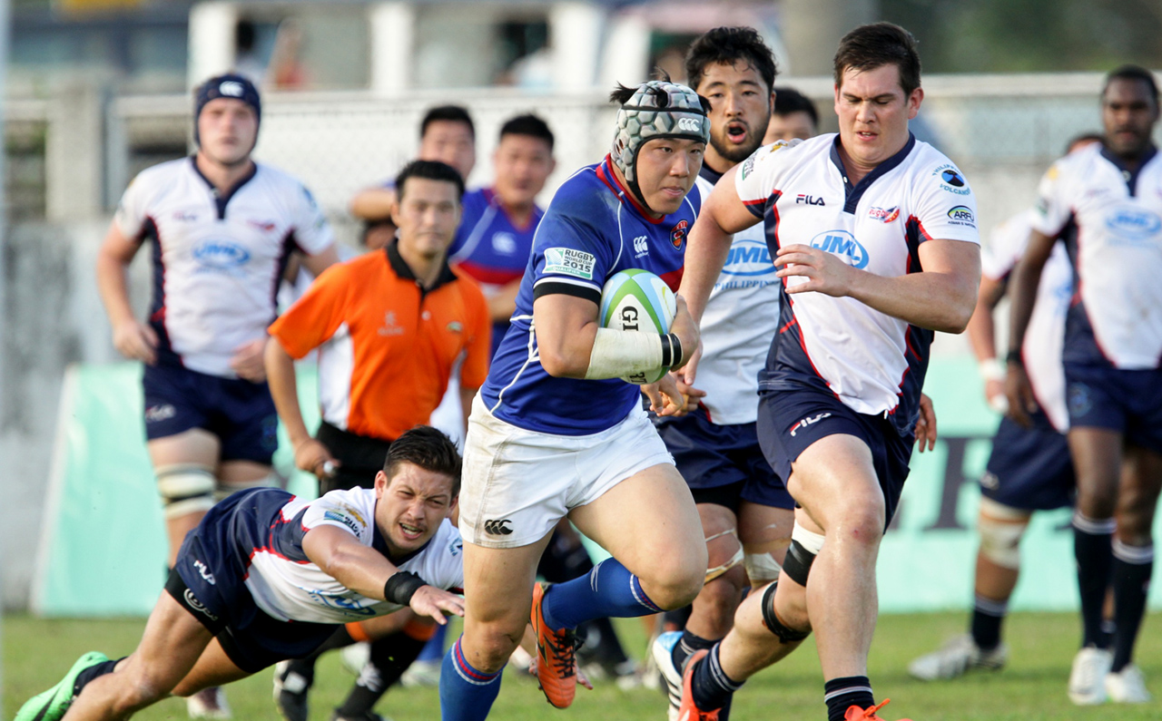 South Korean centre Kim Nam-uk gives Philippines winger Kenneth Stern the slip during their A5N encounter in Laguna on Saturday. Photos: ARFU