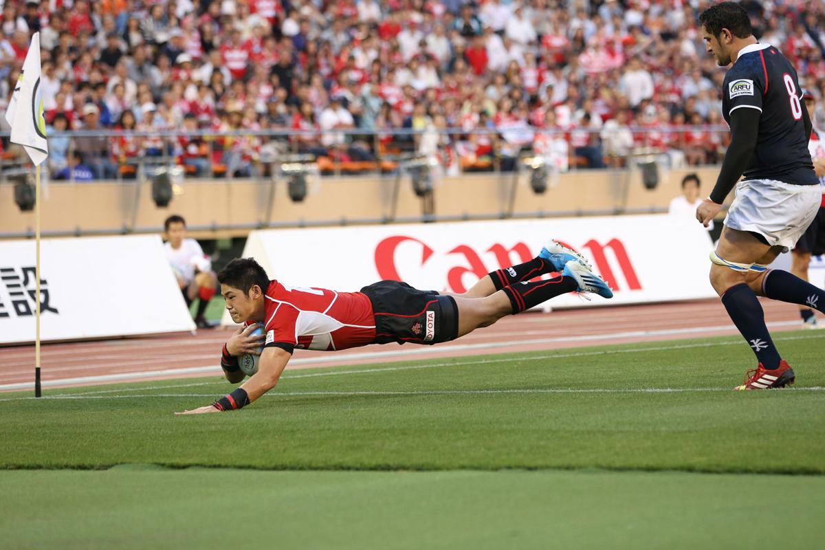 Yoshikazu Fujita scores one of his three tries in Japan's 49-8 victory. Photo: HKRFU