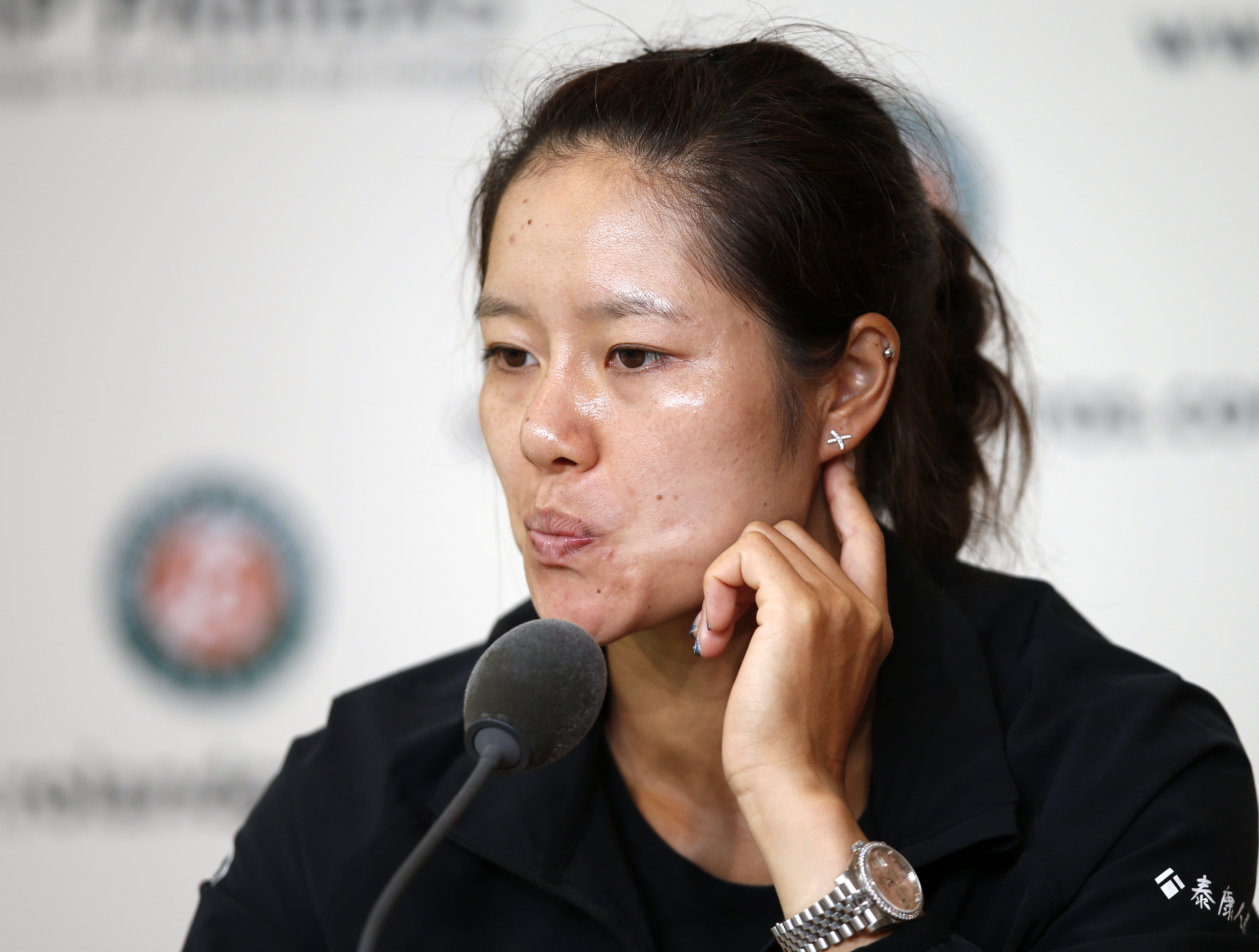 Li Na tries to explain her defeat to Kristina Mladenovic, who is ranked 103 in the world. Photo: Xinhua