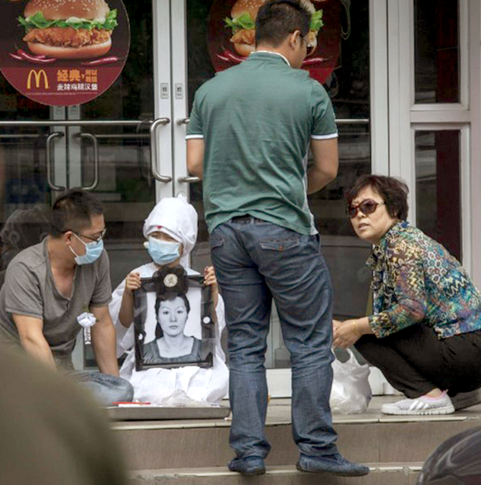 The family of victim Wu Shuoyan mourns in front of the Zhaoyuan restaurant yesterday. Photo: SCMP