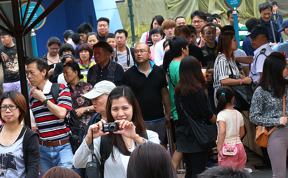 Mainland tourists flock to Ocean Park on May 1. Photo: David Wong