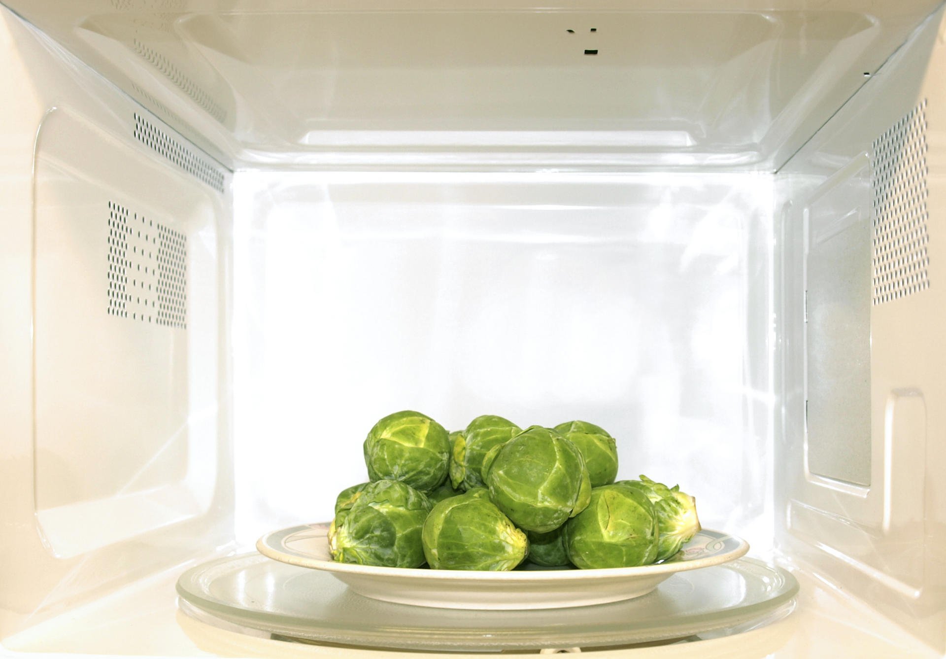 Health questions: does microwaving vegetables destroy their nutrients?