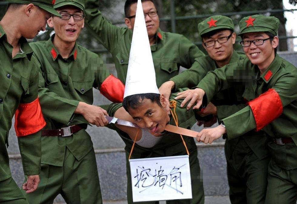 College students in Harbin re-enact a typical scene during the Cultural Revolution. Photo: news.ifeng.com