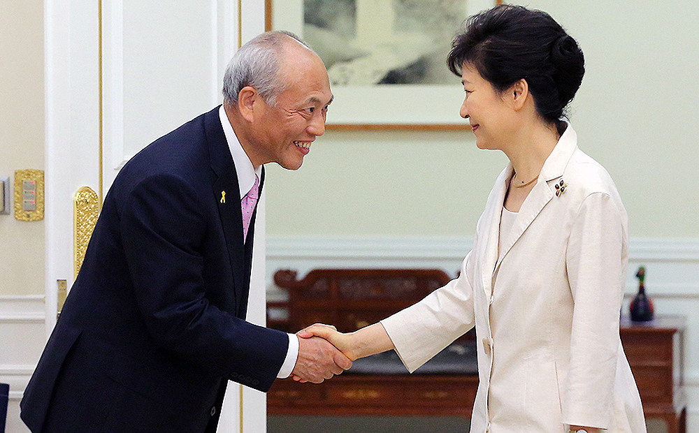 Yoichi Masuzoe meets Park Geun-hye at the Blue House. Photo: AFP