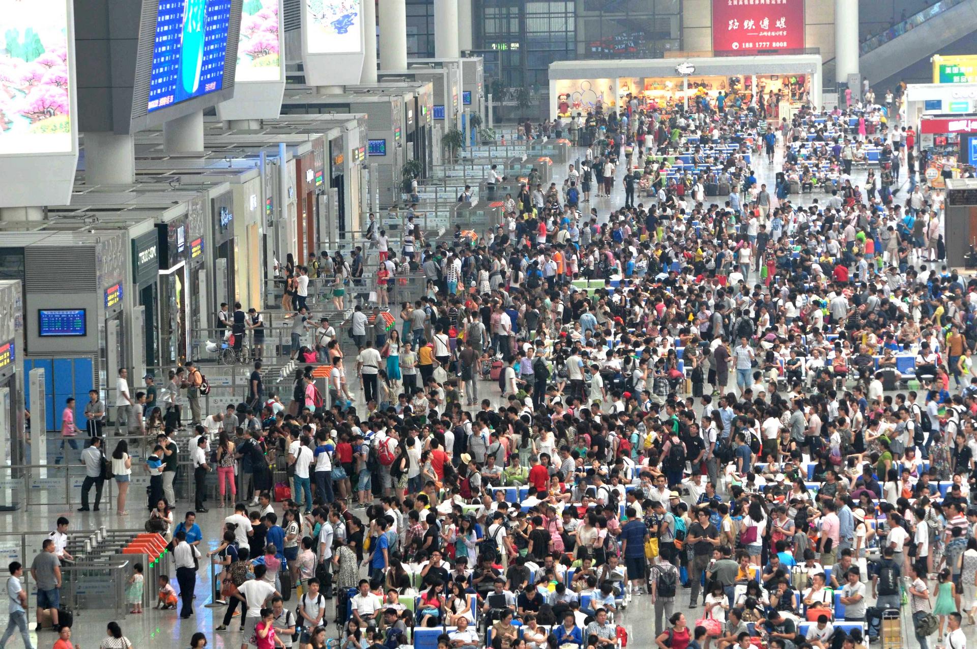 Passengers transferring from Shanghai's Hongqiao International Airport crowd the Hongqiao Railway Station waiting hall. Photo: ImagineChina
