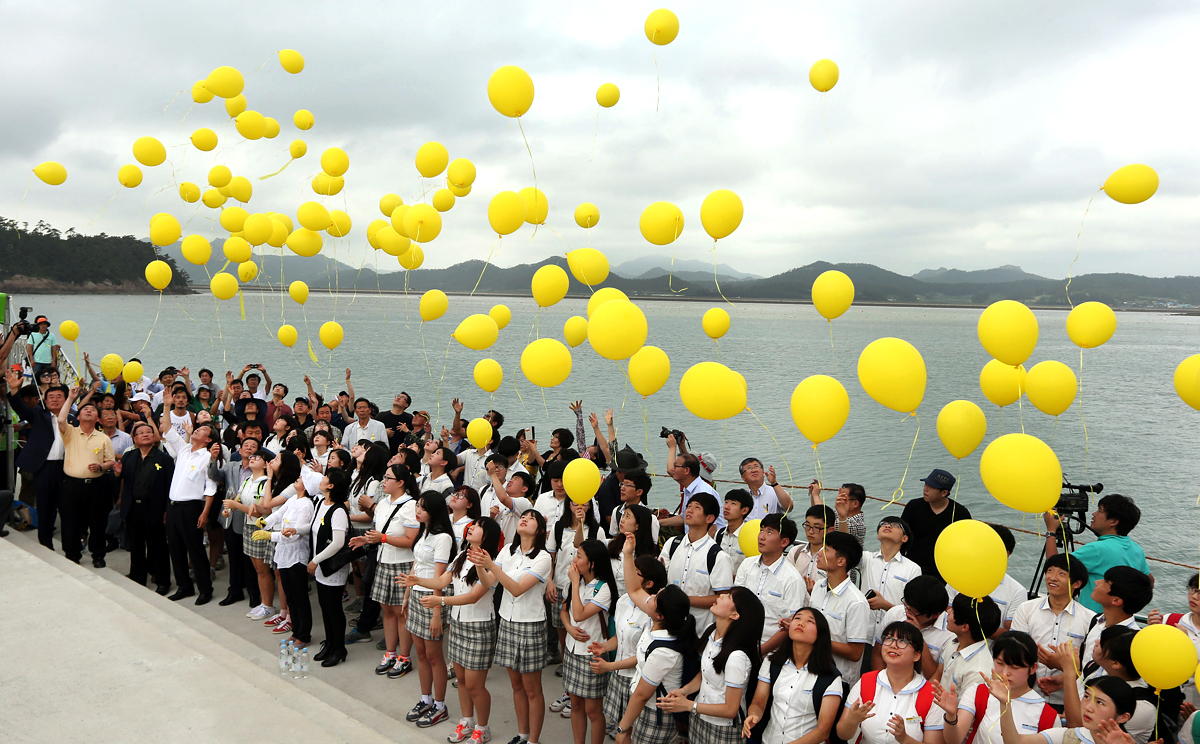 Relatives of missing passengers of the sunken ferry Sewol and citizens release yellow balloons in memory of the deceased and return of still missing passengers aboard the ship 100 days after the ferry sunk,  at a port in Jindo. Photo: AP