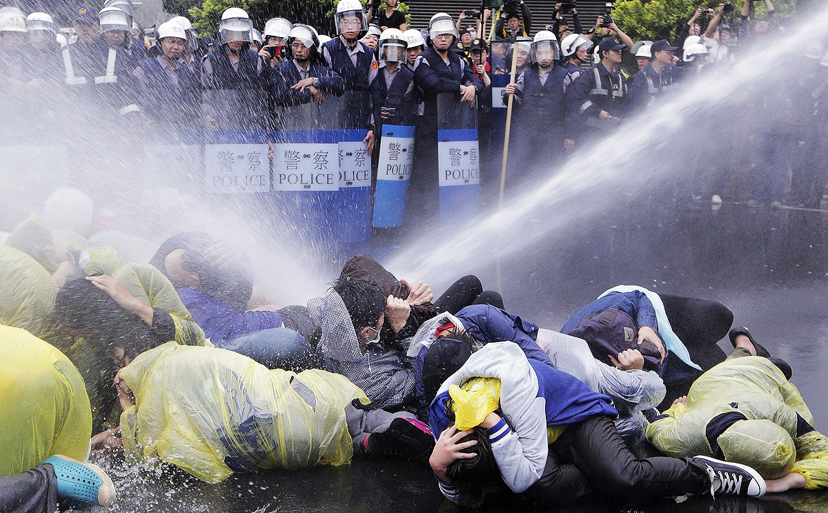 Taiwanese police use a water cannon to disperse demonstrators in Taipei protesting against construction of a fourth nuclear plant in April. Photo: Reuters