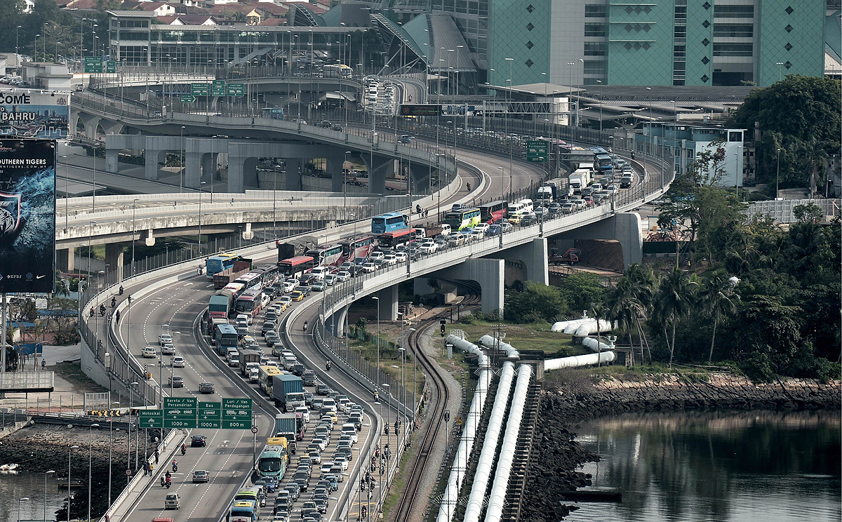 A massive jam disrupts traffic travelling into Singapore from Malaysia at the Johor Bahru checkpoint. Photo: AFP