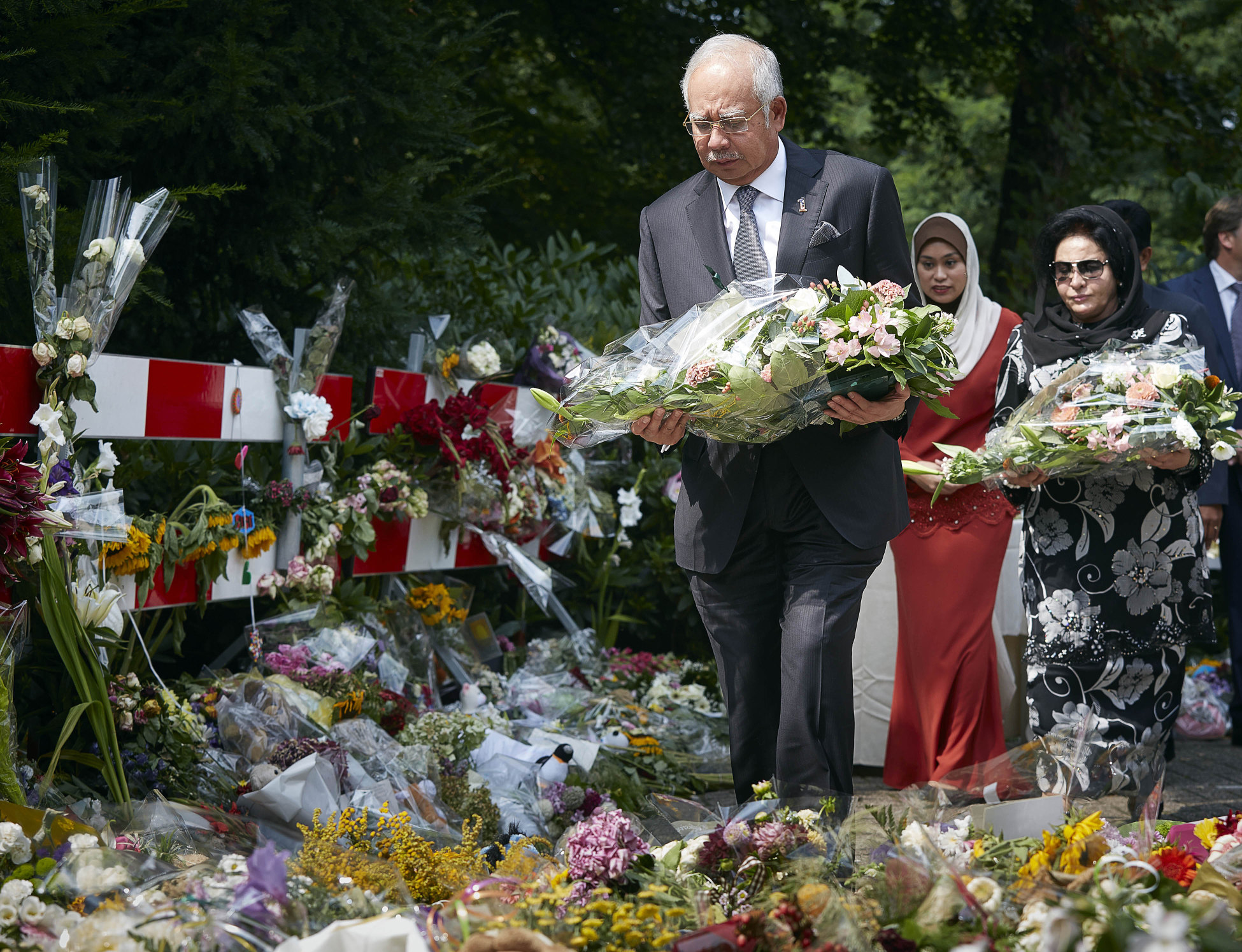 Malaysian Prime Minister Najib Razak lays flowers among other flower tributes outside a military barracks where forensic experts identify bodies recovered from the wreckage of Flight 17. Photo: AP