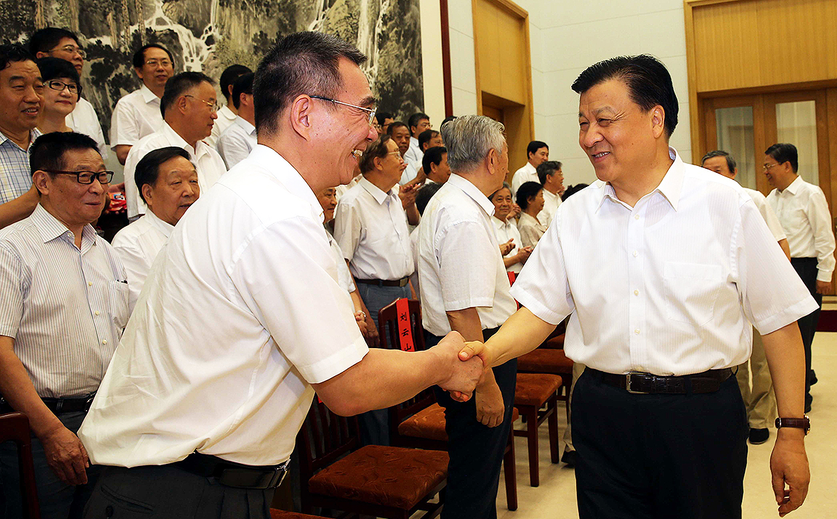 Politburo Standing Committee member Liu Yunshan greets former World Bank Chief Economist Justin Lin Yifu as he meets top thinkers in the seaside resort of Beidaihe. Photo: Xinhua
 
