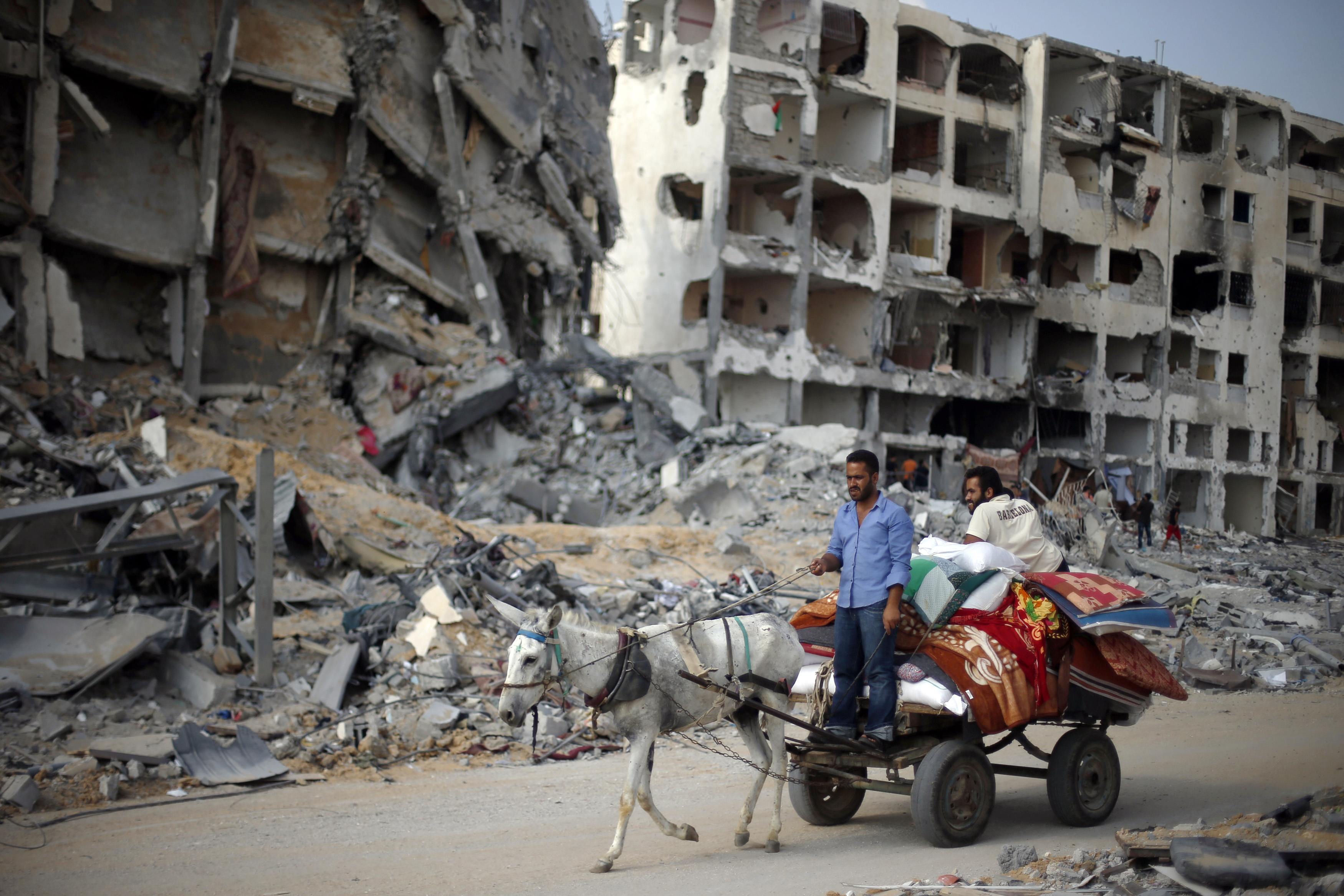 Palestinians are trapped in areas of the Gaza Strip hit by Israeli shelling and air strikes. Photo: Reuters