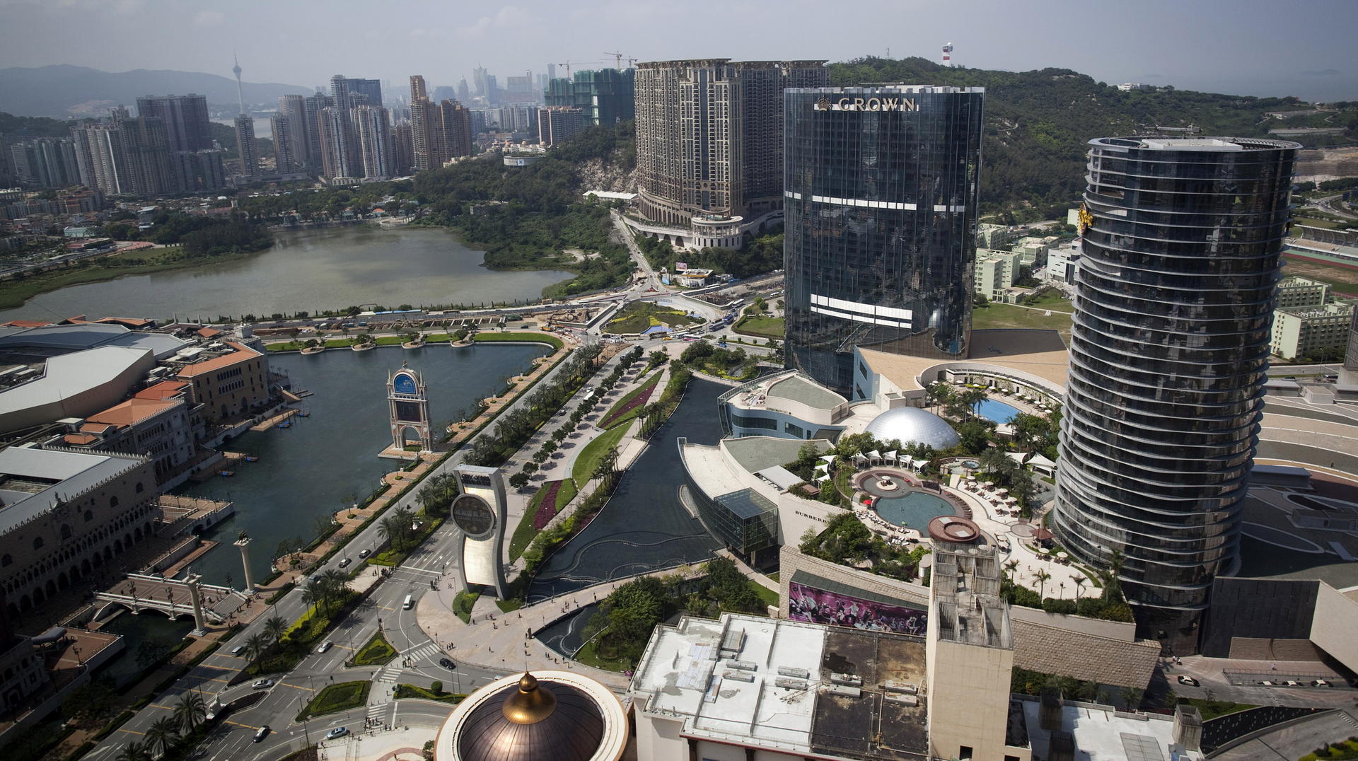 Melco Crown Entertainment, whose profit from its City Of Dreams, fell in the past quarter, is planning a buy-back. Photo: Bloomberg