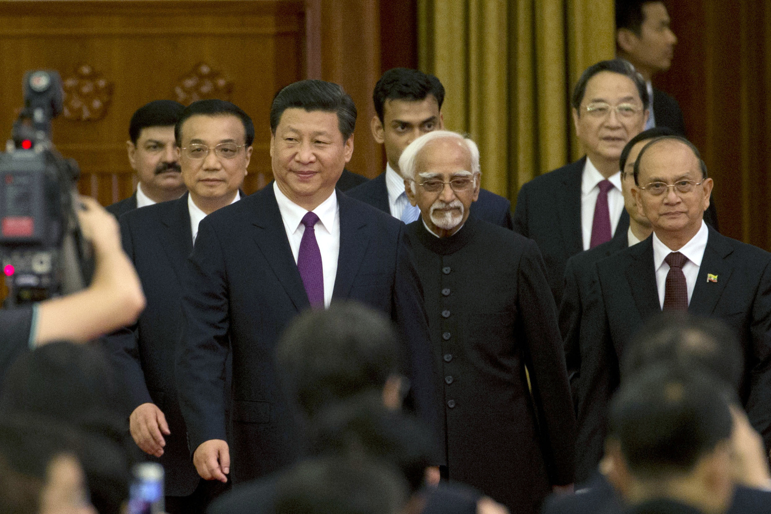 Chinese President Xi Jinping, third from left, Chinese Premier Li Keqiang, second from left, with Indian Vice President Hamid Ansari, at a commemoration of 60 years since their countries agreed to principles of peaceful coexistence. Photo: AP