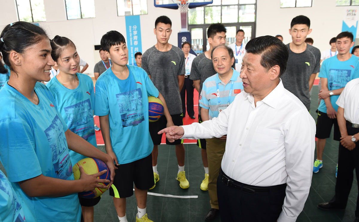 Chinese President Xi Jinping talks with members of the Chinese Youth Olympic delegation in Nanjing. Photo: Xinhua