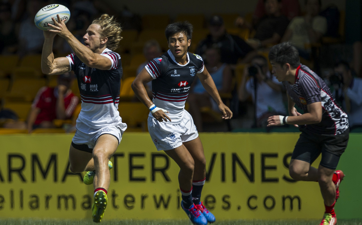 Tom McQueen grabs the ball with Cado Lee in support as Hong Kong defeat Singapore 38-0 in Sunday's Cup quarter-final of the RS Hong Kong Asian Sevens. Photo: Xaume Olleros/Power Sport Images