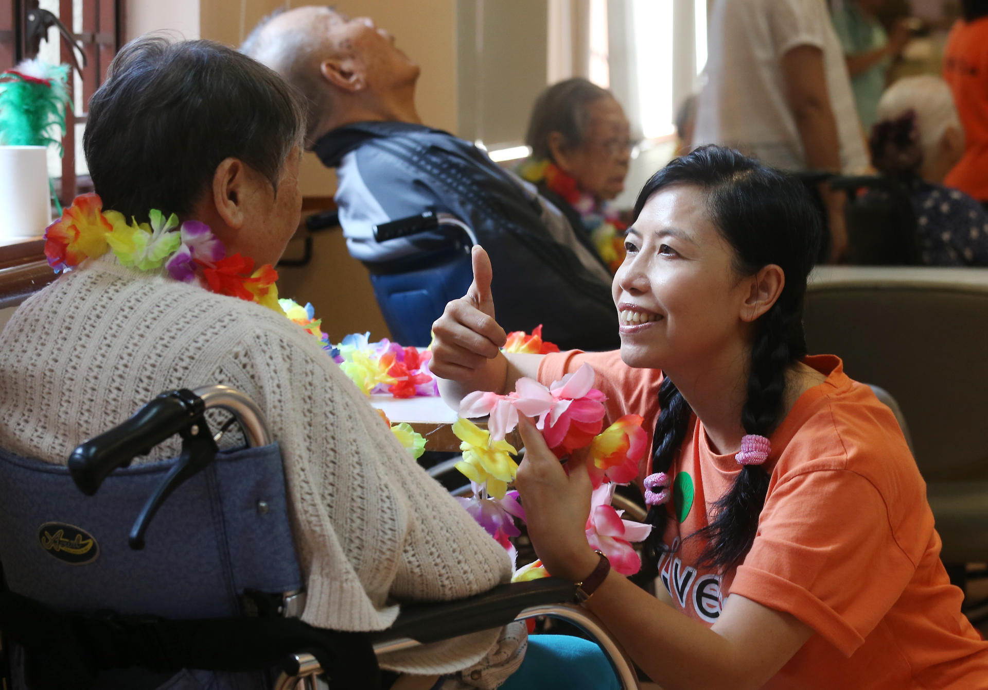 Gloria Leung brightens up an old folks' home. Photo: K. Y. Cheng