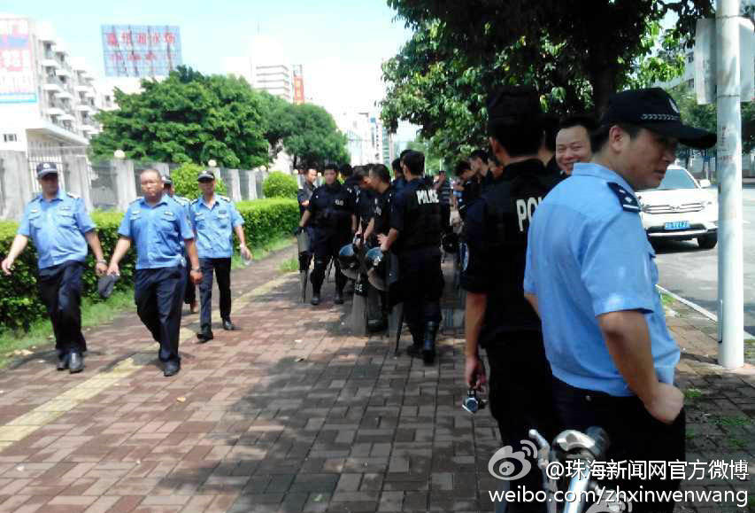 Police gathered outside the factory to maintain order. Photo: Weibo