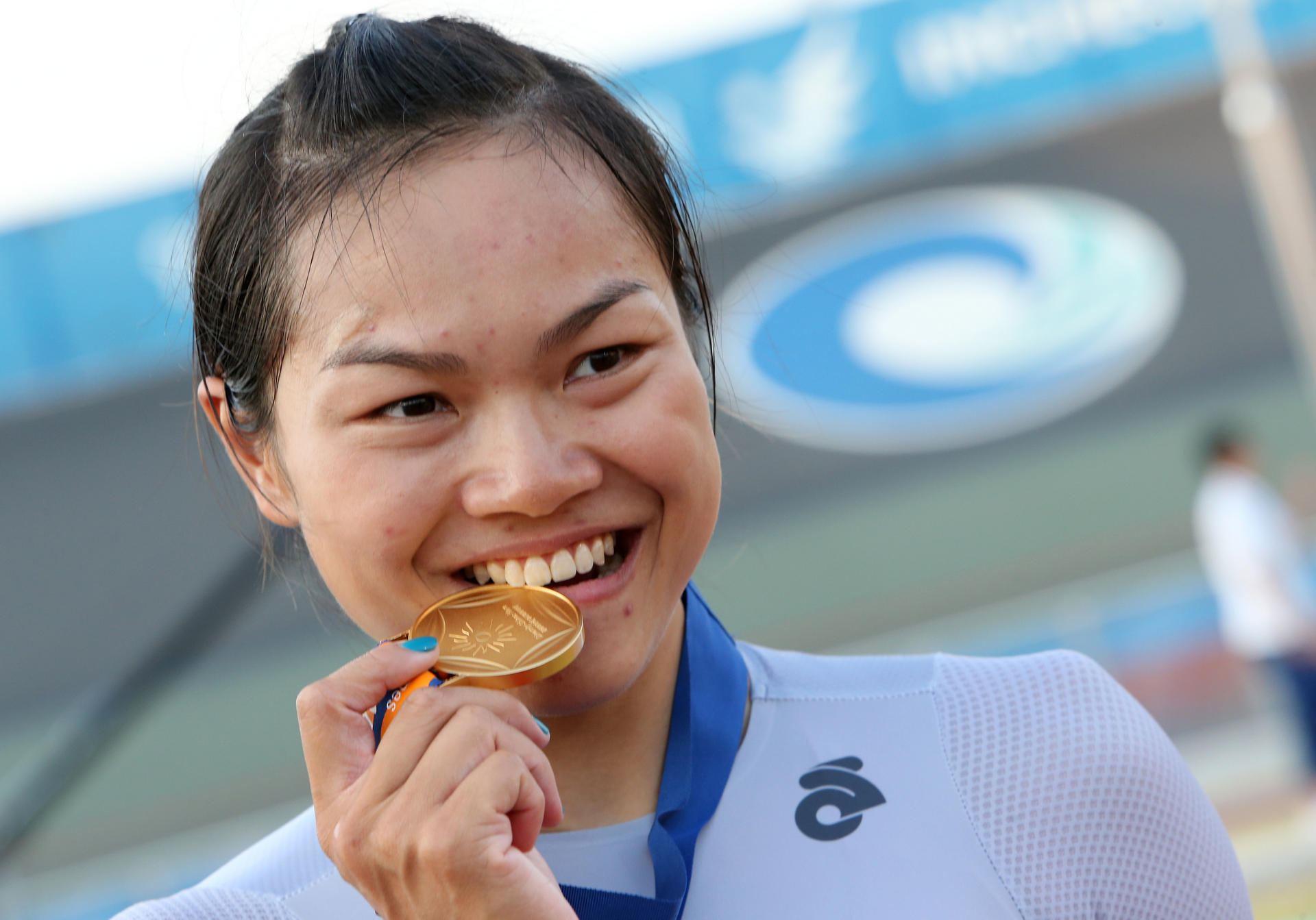 A delighted Sarah Lee shows off her gold medal after destroying the field in the women's keirin in Incheon to add to her triumph in Guangzhou four years ago. Photos: Nora Tam