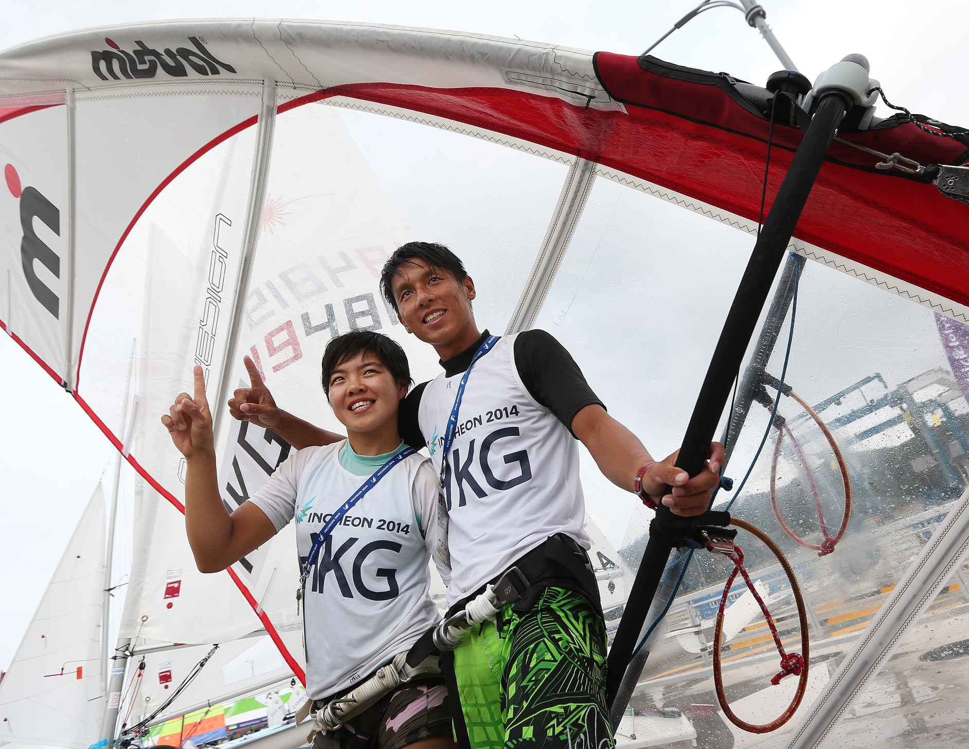 Hong Kong windsurfers Hayley Chan Hei-man and Cheng Kwok-fai show they are "number one" to the media after winning the women's RS:X and the men's mistral. Photo: Nora Tam