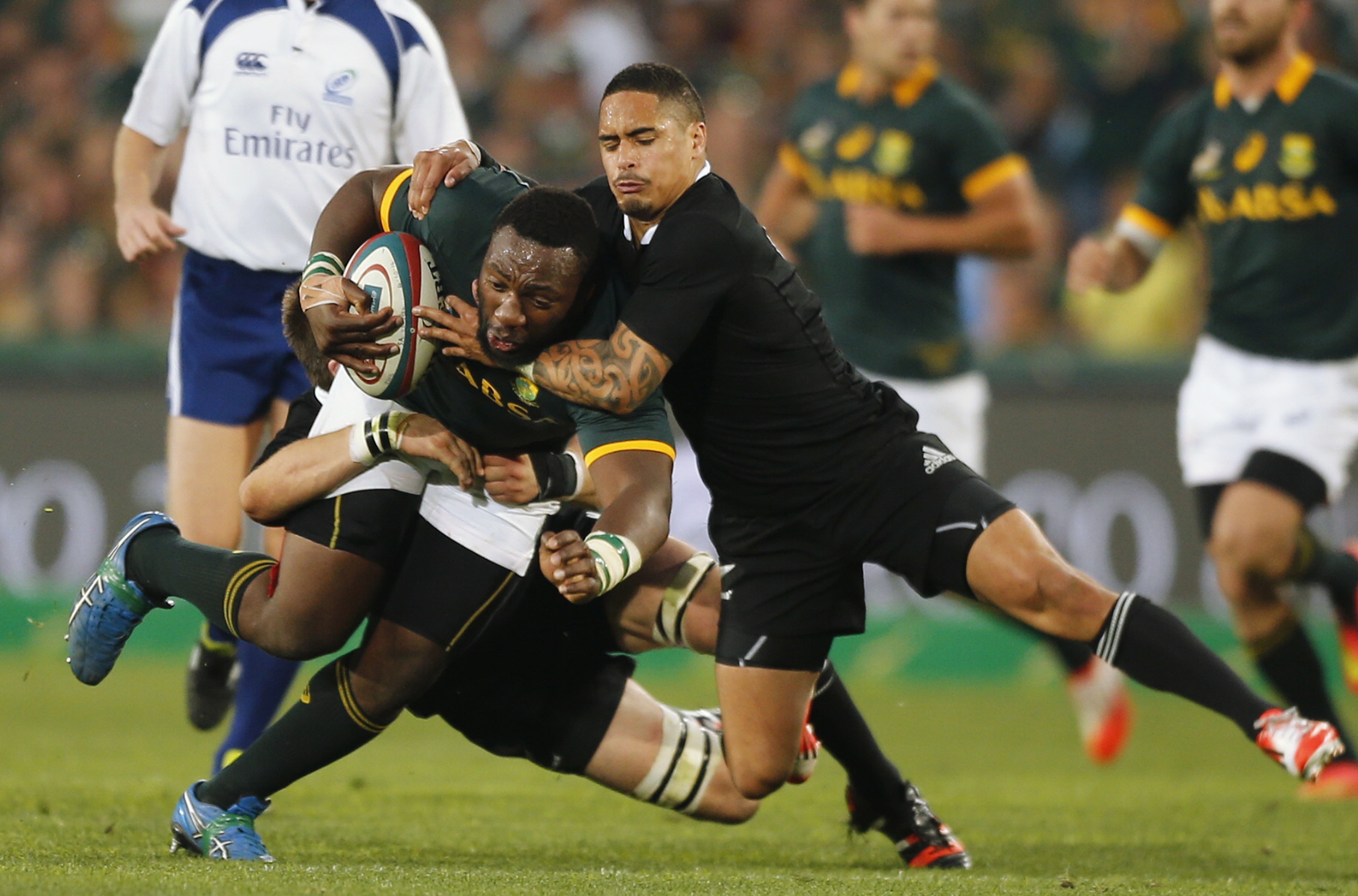 All Black Aaron Smith tackles South Africa's Tendai Mtawarira during their Rugby Championship match at Ellis Park in Johannesburg. Photo: Reuters 